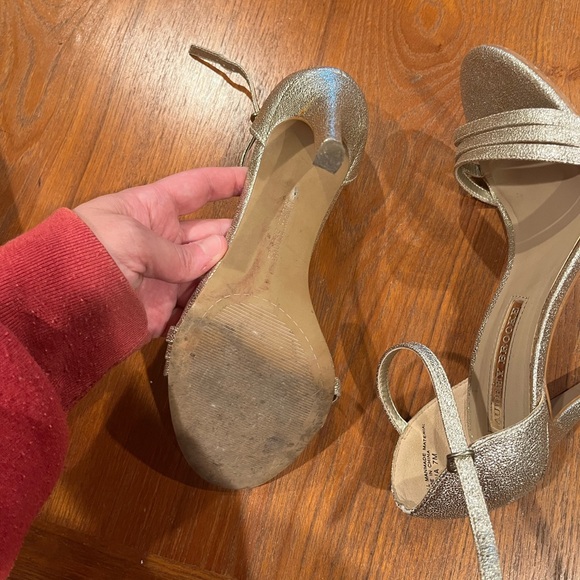 Adrianna Papell Women's Gold Heels - Picture 4 of 6